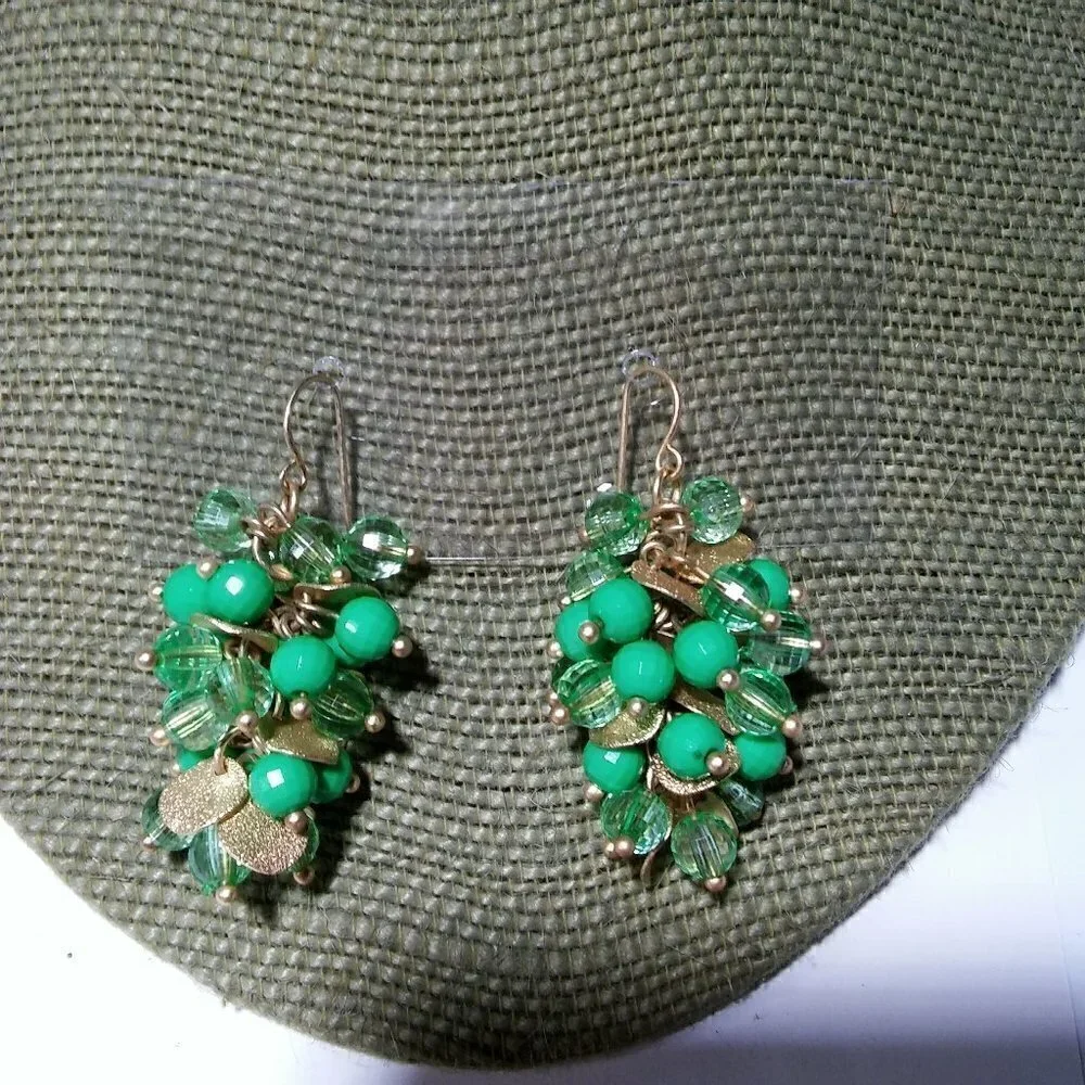 Women`s gold tone green beads dangle earrings. 1 1